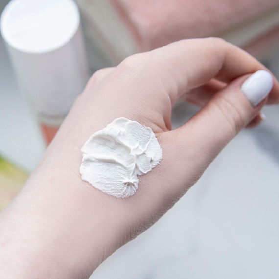 EMANSI Сыворотка 150мл. Ингибитор/активатор меланина. От пигментации, выравнивает тон. С альфа-арбутином, витамином С. Проф. уход.